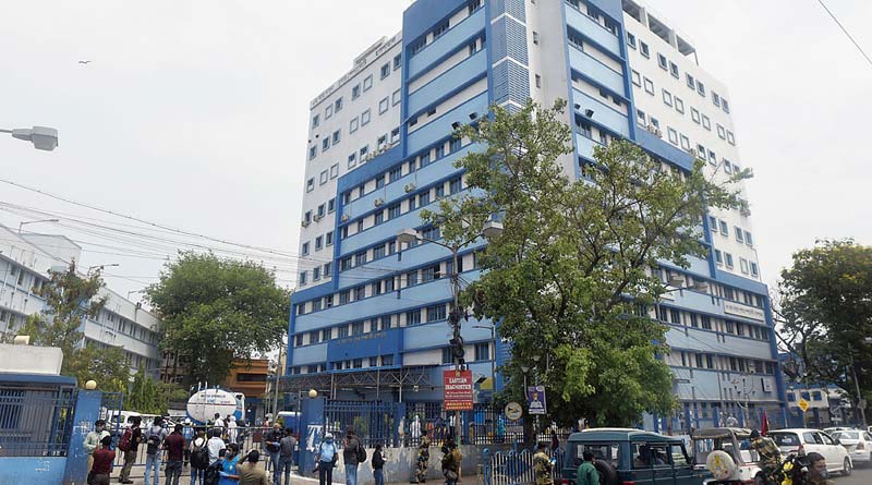 Fire breaks out in ambulance in front of MR Bangur hospital, Kolkata | Sangbad Pratidin