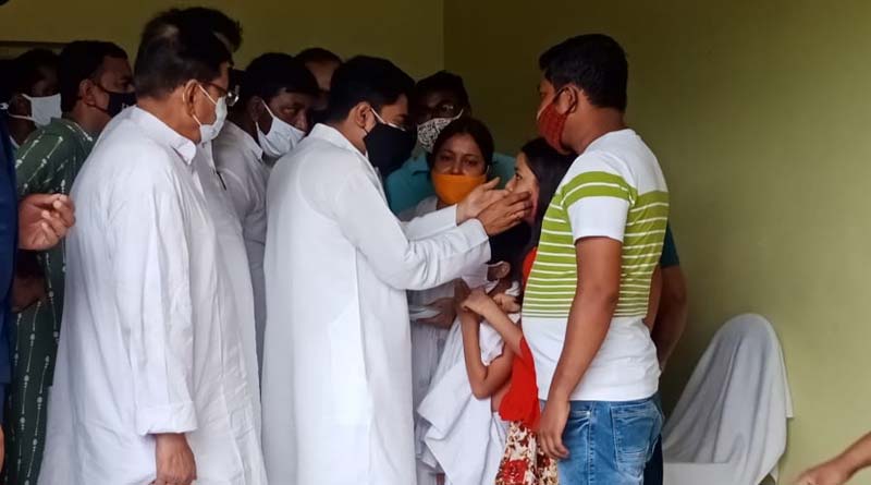 ‘বিজেপি বলে আর আমরা করে দেখাই’, বজ্রপাতে মৃতদের পরিবারের পাশে দাঁড়িয়ে কটাক্ষ অভিষেকের