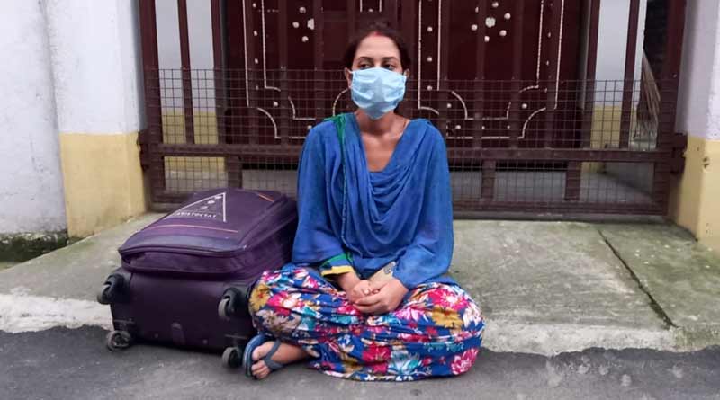 জোর করে ডিভোর্স দিতে চাইছেন স্বামী, শ্বশুরবাড়ির সামনে ধরনায় বিজেপি নেতার স্ত্রী