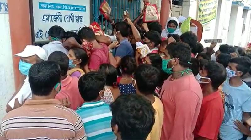 ক্যানিং মহকুমা হাসপাতালে ভ্যাকসিনের লাইনে ধুন্ধুমার, শিকেয় দূরত্ববিধি