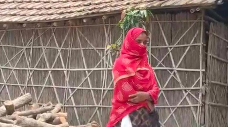‘ভালবাসার মানুষকেই বিয়ে করব’, প্রেমিকের বাড়ির সামনে ধরনায় মালদহের তরুণী