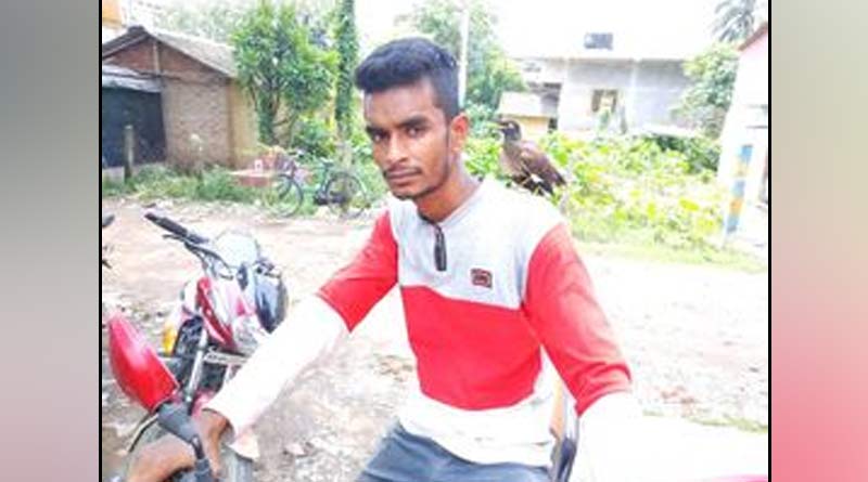 Bonding between a bird and youth of Purba Bardhaman goes viral | Sangbad Pratidin