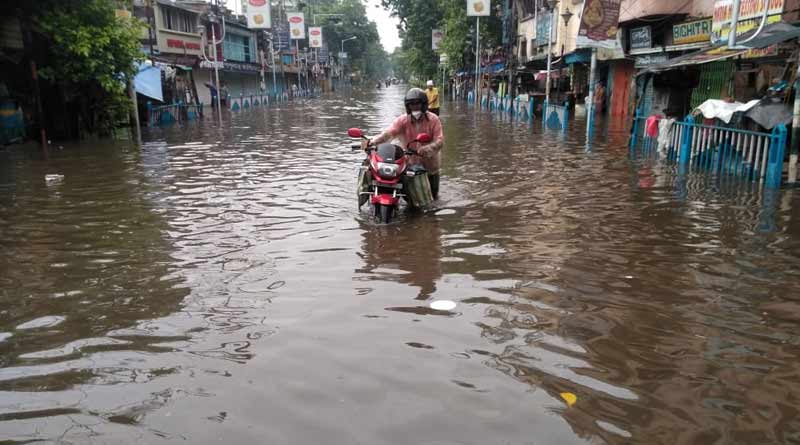 রাতভর প্রবল বৃষ্টিতে জলমগ্ন কলকাতা, জেনে নিন কেমন থাকবে আজকের আবহাওয়া