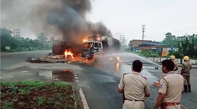 আসানসোলে জাতীয় সড়কে দুই গাড়ির মুখোমুখি সংঘর্ষে আগুন, ভয়াবহ দুর্ঘটনায় মৃত ৩