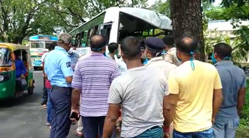 Bus accident in Duttapukur, 18 person injured | Sangbad Pratidin