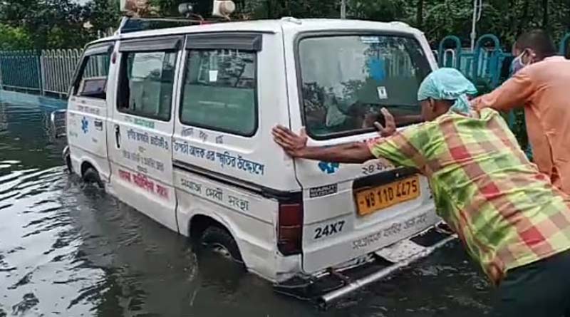 জমা জলে বিকল অ্যাম্বুল্যান্স, ঠেলে হৃদরোগে আক্রান্ত রোগীকে হাসপাতালে পৌঁছে দিলেন চালক