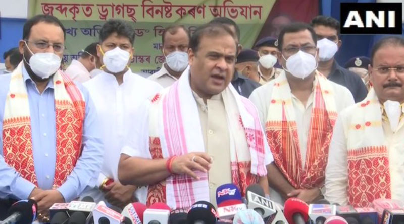 ছাড় নয় মাদক পাচারকারীদের, নিজের হাতে ১৬৩ কোটি টাকার মাদক নষ্ট করলেন অসমের মুখ্যমন্ত্রী