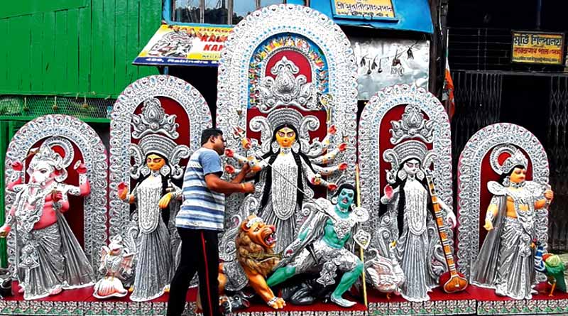 Durga Puja: স্যানিটাইজার মাখিয়ে কুমোরটুলি থেকে মার্কিন মুলুকে গেল ‘সবথেকে বড়’ দুর্গা