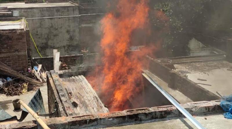 গ্যাস সিলিন্ডার লিক করে দাউদাউ করে জ্বলে উঠল বাড়ি, গুরুতর জখম ২