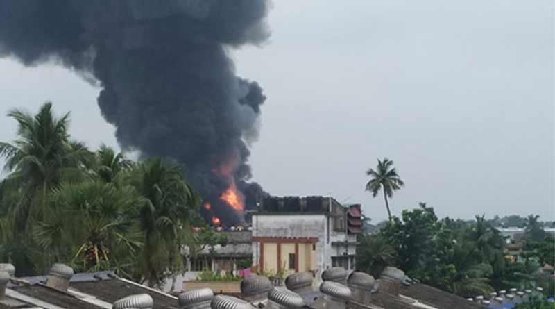 Massive Fire breaks out in a chemical factory in Maheshtala, West Bengal