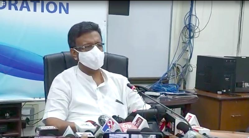 তৃতীয় ঢেউয়ের আগে কলকাতায় ১০০ শতাংশ টিকাকরণ সম্ভব নয়, জানালেন ফিরহাদ