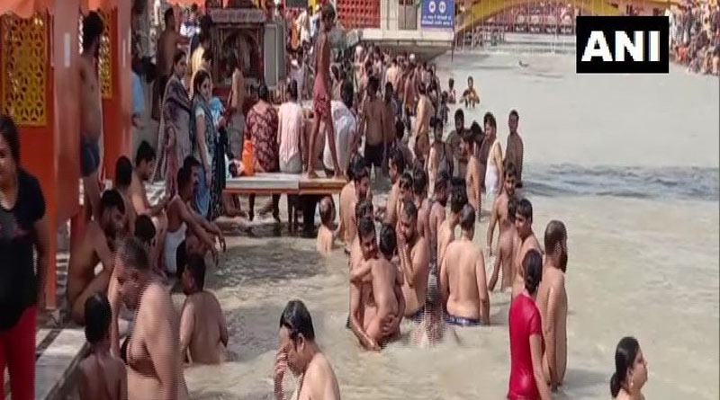 Devotees seen violating Coronavirus protocol in Haridwar, say ‘not scared of Covid’ | Sangbad Pratidin