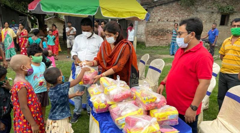 করোনা কালে মানবিক উদ্যোগ, দুস্থ ছাত্রছাত্রীদের মুখে খাবার তুলে দিলেন কালনার শিক্ষকরা