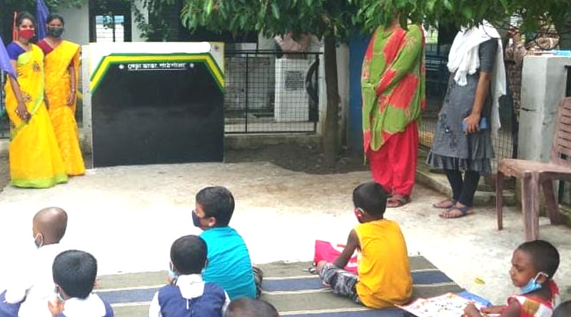করোনা কালে ছাত্রছাত্রীদের জন্য খোলা আকাশের নিচে বিশেষ ক্লাস গৃহশিক্ষকদের