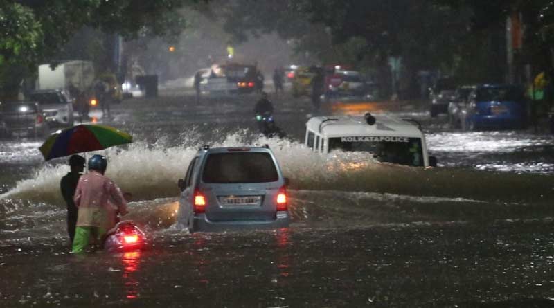 Weather Update: নিম্নচাপের টানা বৃষ্টিতে জলমগ্ন কলকাতা, কবে দেখা মিলবে রোদের?