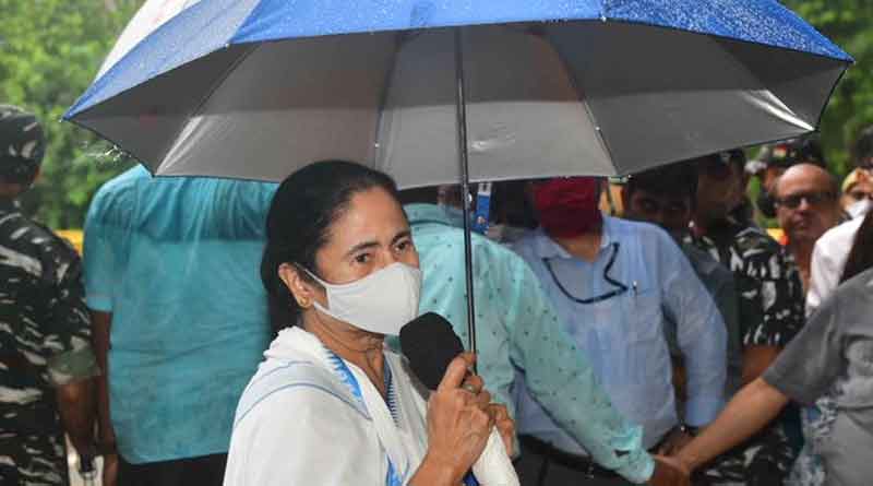 ‘একদিন এভাবেই দেশের মাথায় ছাতা ধরবেন দিদি’, মমতার ‘ছাতা ধরা’র প্রশংসায় কুণাল ঘোষ