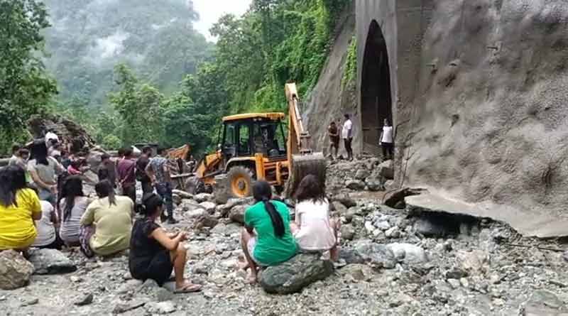 Landslide: প্রবল বৃষ্টিতে রেললাইনে কাজ চলাকালীন ফের ধস, কালিম্পংয়ে মৃত্যু শ্রমিকের, নিখোঁজ ২