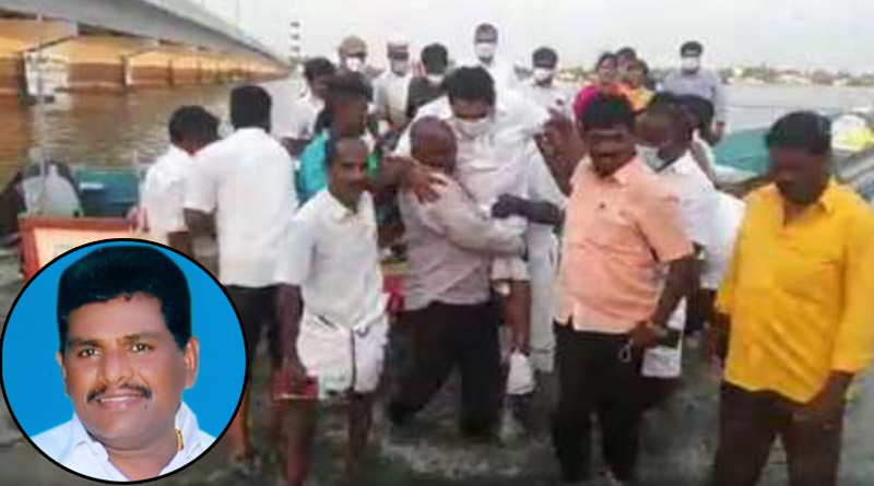 Tamil Nadu Minister On Survey Carried On Shoulders By Fishermen | Sangbad Pratidin