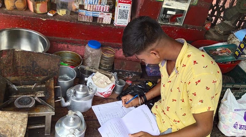 Kolkata homeless boy prepares for Madhyamik, funds study by selling teat | Sangbad Pratidin
