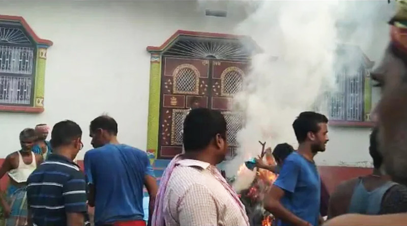 প্রেমের ‘শাস্তি’, গণধোলাই দিয়ে যৌনাঙ্গ কেটে খুন! অভিযুক্তর বাড়ির সামনেই শেষকৃত্য তরুণের