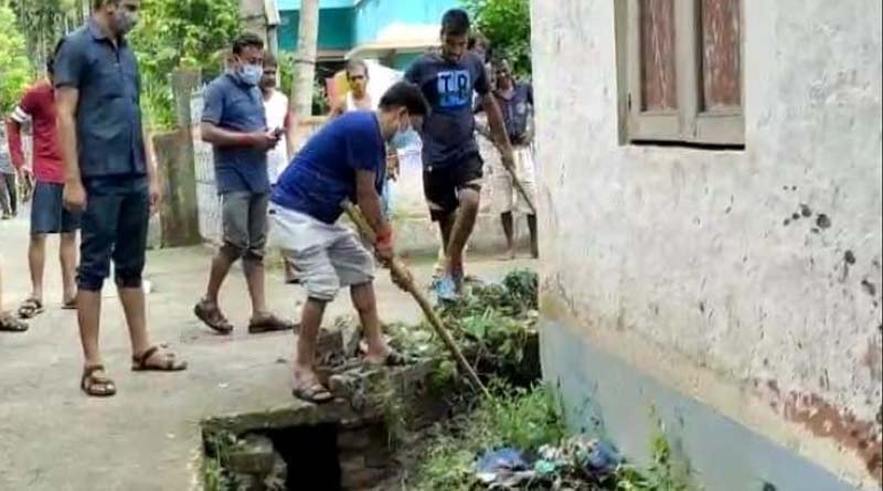 আবর্জনা, বৃ্ষ্টিতে বেহাল নিকাশি নালা, সাফ করতে নামলেন BJP বিধায়ক নিজেই