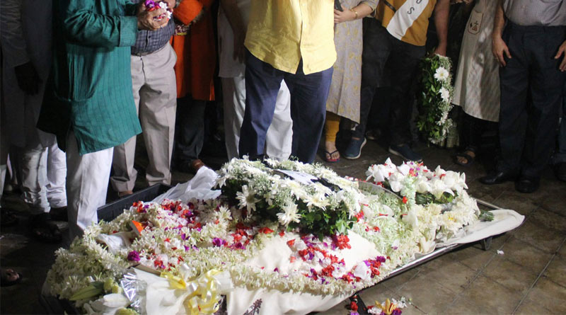 পঞ্চভূতে বিলীন, কেওড়াতলা মহাশ্মশানে সম্পন্ন বুদ্ধদেব গুহর শেষকৃত্য