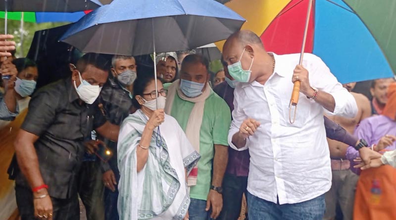 আমতায় বন্যা পরিস্থিতি পরিদর্শনে Mamata, হাঁটুজলে দাঁড়িয়ে কথা বললেন দুর্গতদের সঙ্গেও