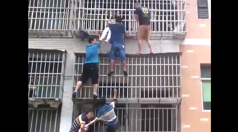 Viral Video: মানবসিঁড়ি তৈরি করে জ্বলন্ত ফ্ল্যাট থেকে দুই শিশুকে উদ্ধার করল ৬ যুবক