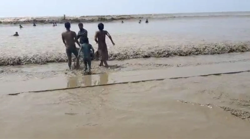 আচমকা কালো জলে ভরল Digha’র সমুদ্র, কারণ নিয়ে ধোঁয়াশা