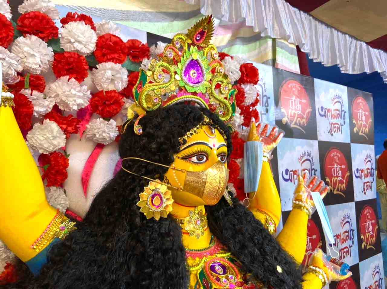 Baguiati club gave golden mask to goddess Durga
