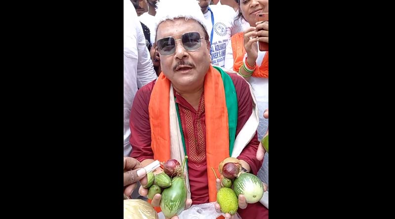 ফের চমক, New Market-এ সবজি বিক্রি করছেন Madan Mitra, দেখুন ভিডিও