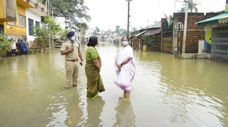 CM Mamata Banerjee visit flood situation at Ghatal by walking into the water | Sangbad Pratidin