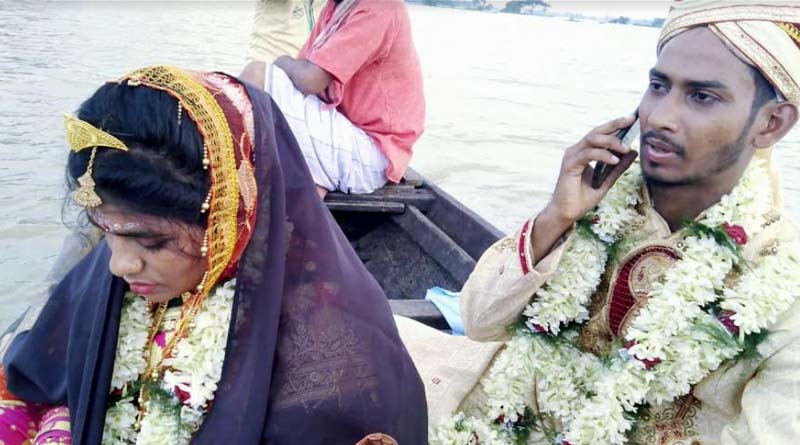 টানা বৃষ্টির জেরে এখনও জলমগ্ন হুগলি, নৌকো চড়ে বিয়ে করতে গেলেন বর