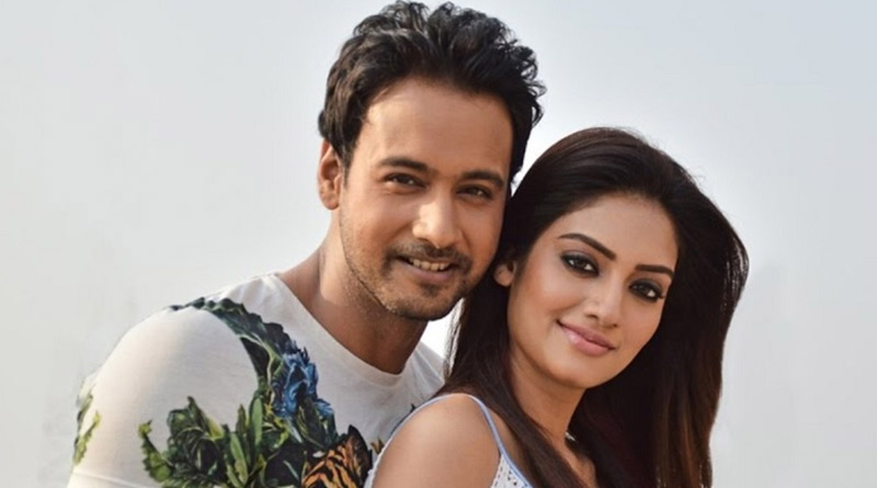 আর লুকোচুরি নয়, মেঘলা দিনে হাতে হাত ধরেই পার্ক স্ট্রিটে ঘুরলেন Yash-Nusrat
