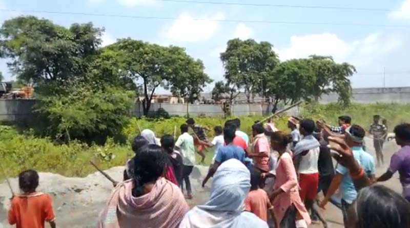 Clash broke out two group of people in Asansol, West Benga