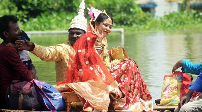 Flood Situation: Bride goes to in-laws house by boat in Amta । Sangbad Pratidin
