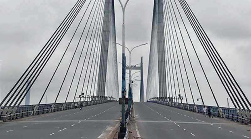 A student attempting to commit suicide by jumping from Vidyasagar Setu | Sangbad Pratidin