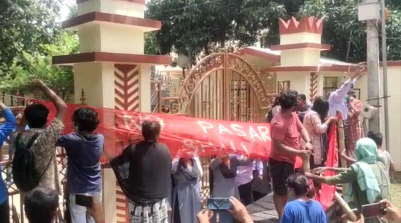Visva Bharati: Student protest continues, VC is in house arrest