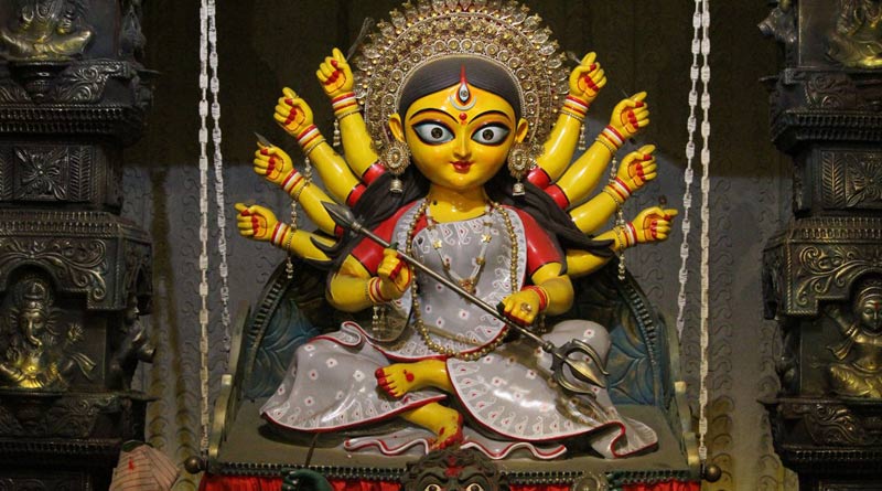 Durga Puja: কলকাতার ইতিহাসে প্রথমবার এই বারোয়ারি দুর্গাপুজোর দায়িত্বে ৪ মহিলা পুরোহিত