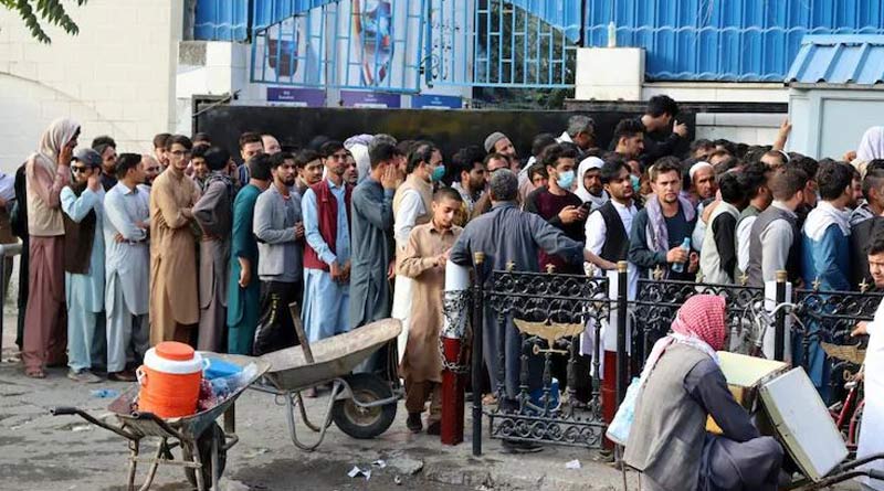 Afghanistan crisis: এটিএমের বাইরে দীর্ঘ লাইন, মার্কিন সেনা সরে যেতেই কোন আতঙ্কে আফগানরা?