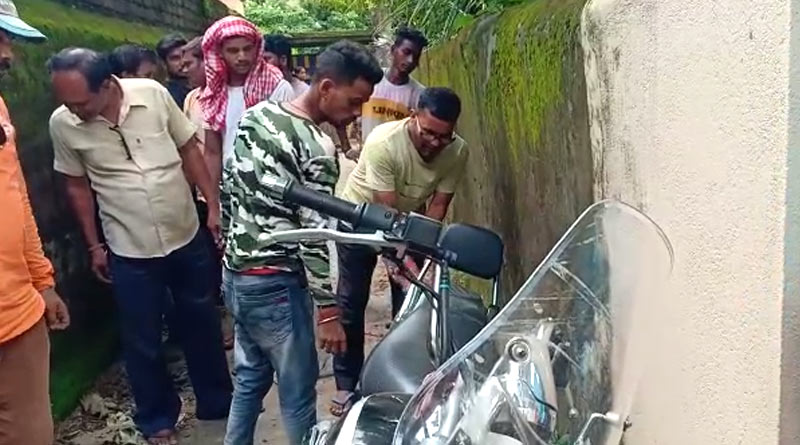দামি বাইকে চেপে চুরি করতে গিয়ে হাতেনাতে পাকড়াও ২ চোর, দেওয়া হল গণধোলাই