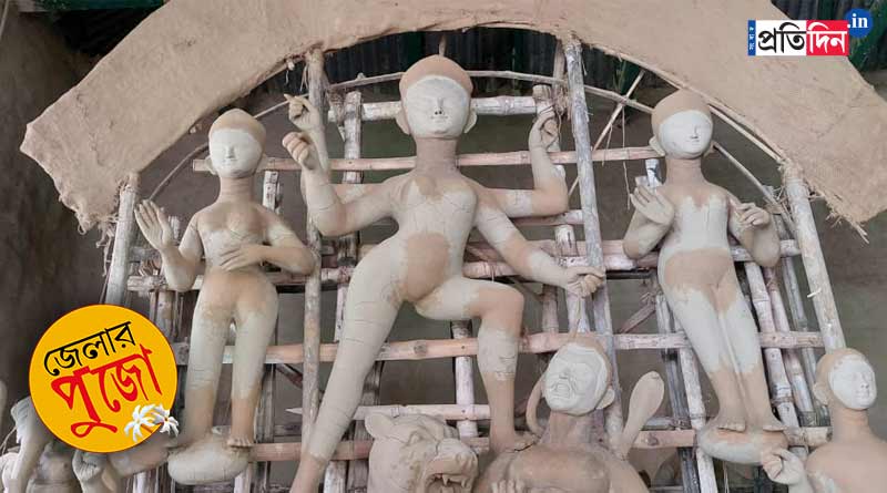 Durga Puja 2021: প্রথা মেনে চারহাতের দুর্গা পূজিতা হন কালনার চৌধুরী পরিবারে, জানুন পুজোর ইতিকথা