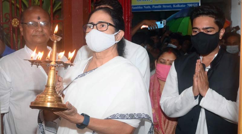 WB By-Election: বৃষ্টি মাথায় নিয়েই প্রচারে বেরিয়ে পুজো দিলেন মমতা, সঙ্গী অভিষেক-প্রশান্ত কিশোর