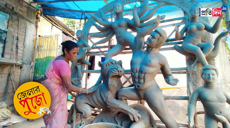 Durga Puja 2021: নারীর হাতে নারীশক্তির আবাহন, সংসার সামলে দুর্গা গড়ছেন নদিয়ার ছায়াদেবী