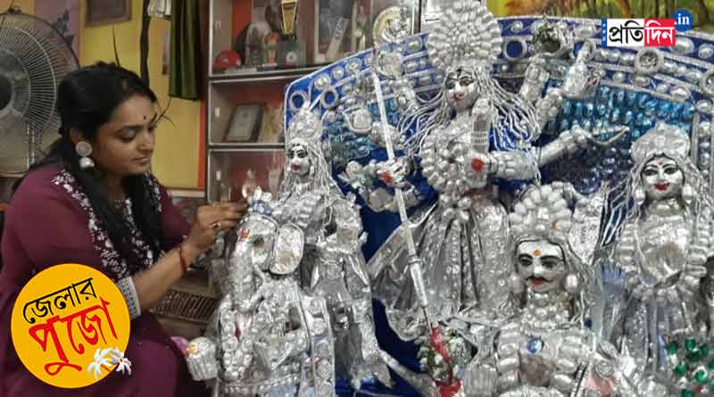 Durga Puja 2021: ফেলে দেওয়া ওষুধের স্ট্রিপ দিয়ে প্রতিমা নির্মাণ, তাক লাগালেন বাংলার বধূ