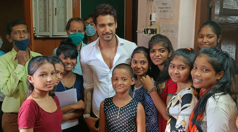অনাথ শিশুদের সঙ্গে দেখা করলেন যশ, দিলেন উপহারও