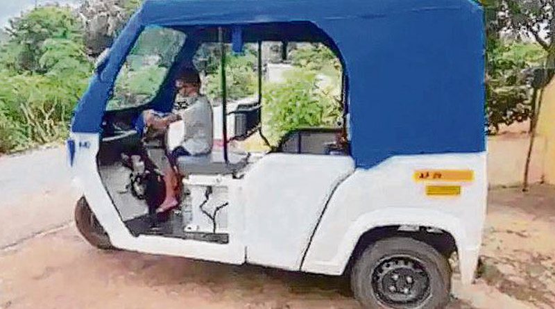 দৃষ্টিহীন বাবা-মা, সংসার টানতে টোটো চালাচ্ছে আট বছরের বালক