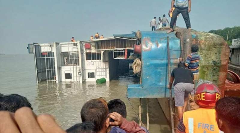 আবারও পদ্মায় ফেরি দুর্ঘটনা, তলিয়ে গেল ১৭টি পণ্যবাহী ট্রাক