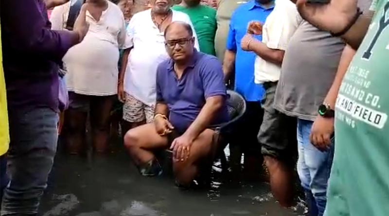 একটানা ৫০ দিন জলমগ্ন এলাকা, প্রতিবাদে জমা জলের মধ্যেই ধরনায় বসলেন তৃণমূল বিধায়ক