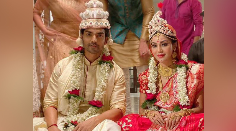 বিয়ের ১০ বছর পর বাঙালি সাজে সাত পাকে বাঁধা পড়লেন দেবিনা-গুরমীত, পুজো দিলেন কালীঘাটেও